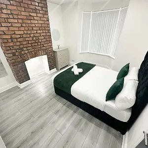 Modern & Spacious, 4 Bedroom , 9ppl Free Wifi & Parking Liverpool